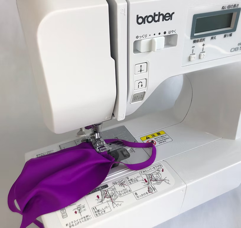 ミシンでの縫い合わせ風景