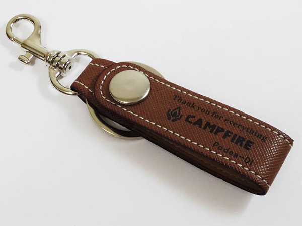 キーホルダーの革部分へのレーザー彫刻