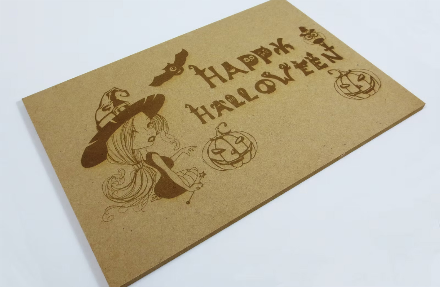 MDFに魔女のデザインを彫刻した様子