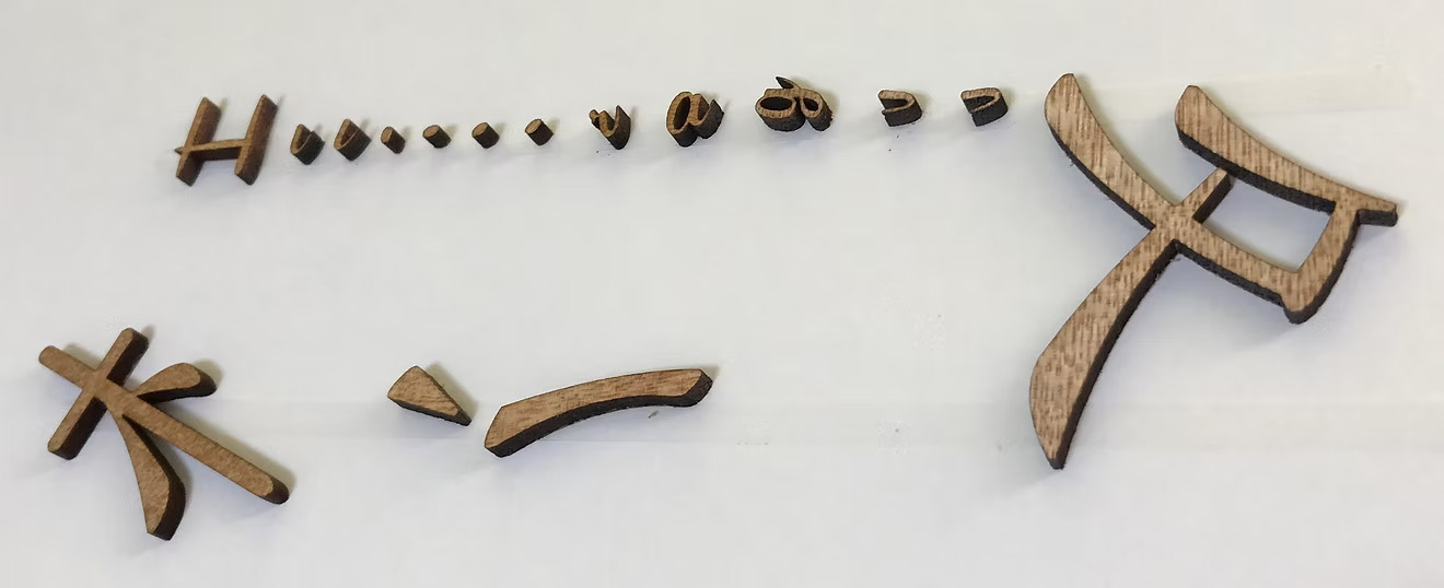 切り出した文字パーツの塗装