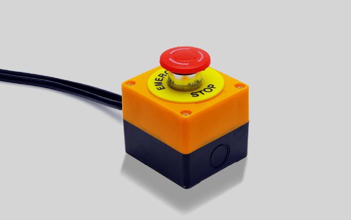 緊急停止ボタンを標準装備